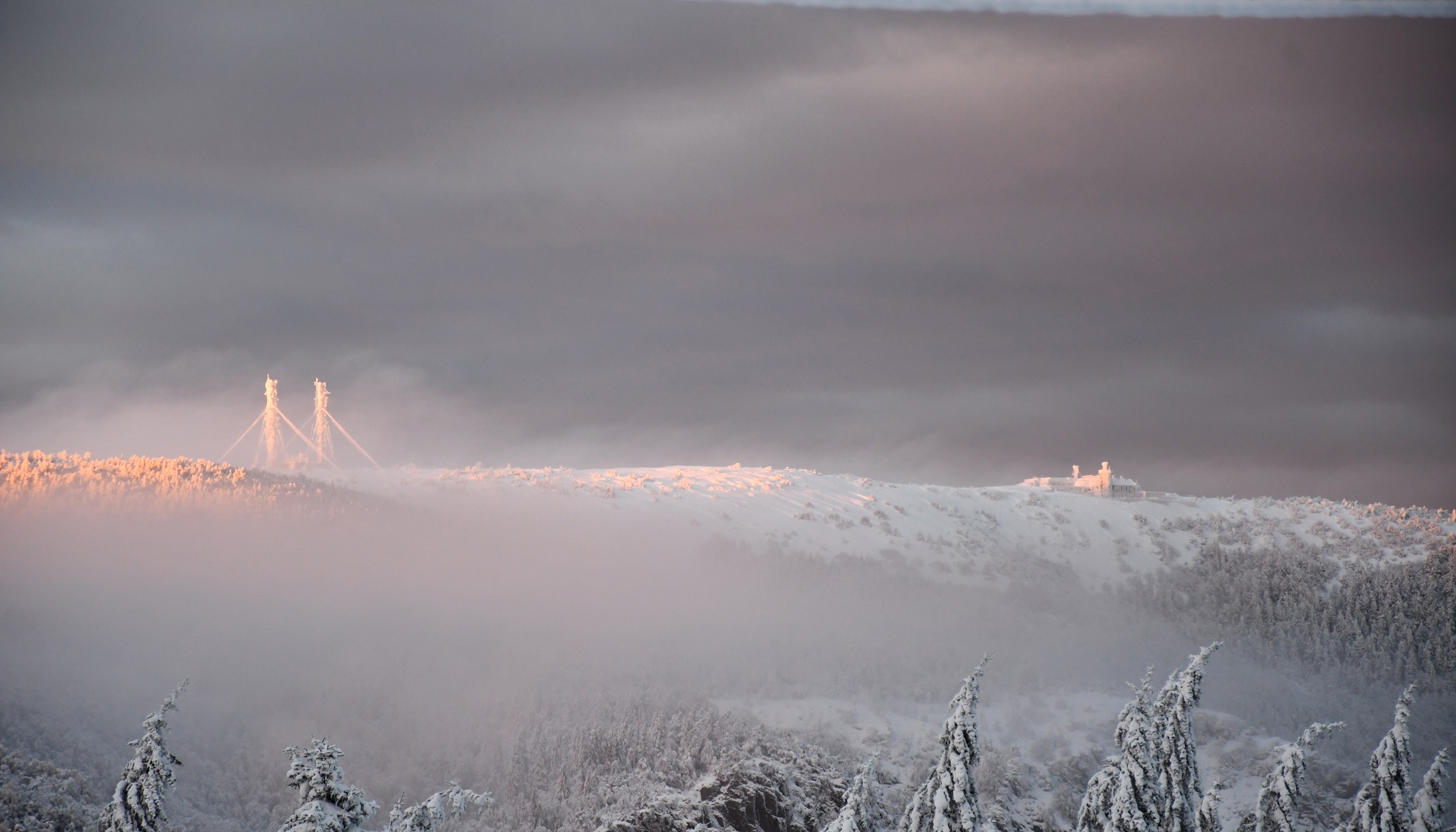 Observatoire du Mont Aigoual vu depuis la vallée, sous la neige