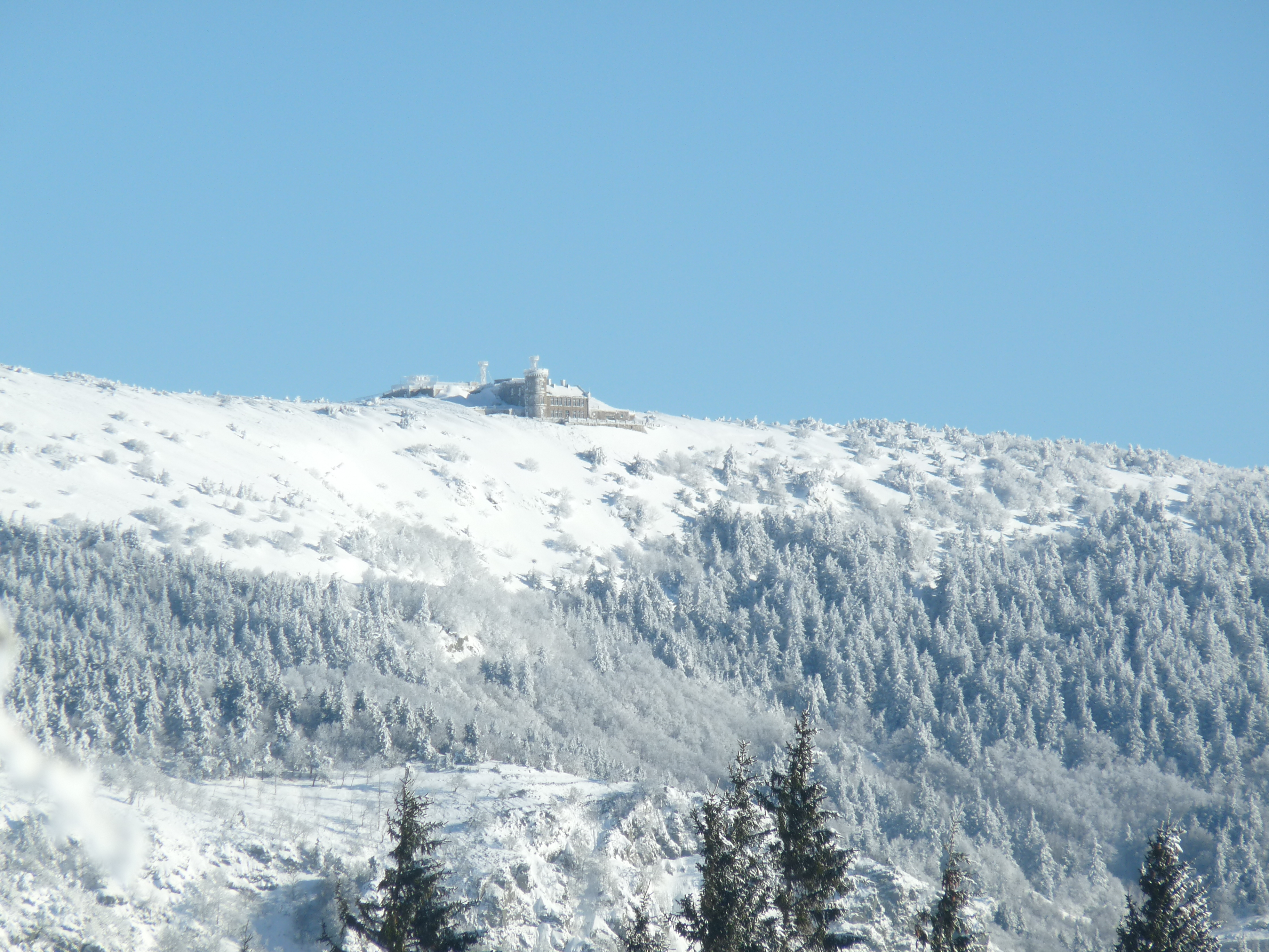 Observatoire du Mont Aigoual vu depuis la vallée, sous la neige