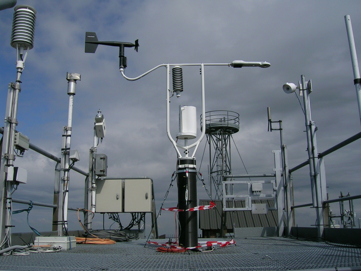 Mât de mesures météo BEAR installé sur la plateforme d'essais du CECA