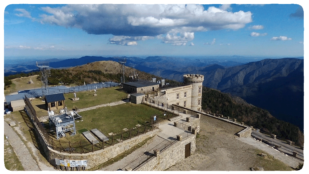 Vue aérienne de l'observatoire du Mont Aigoual et accès à la plateforme d'essais