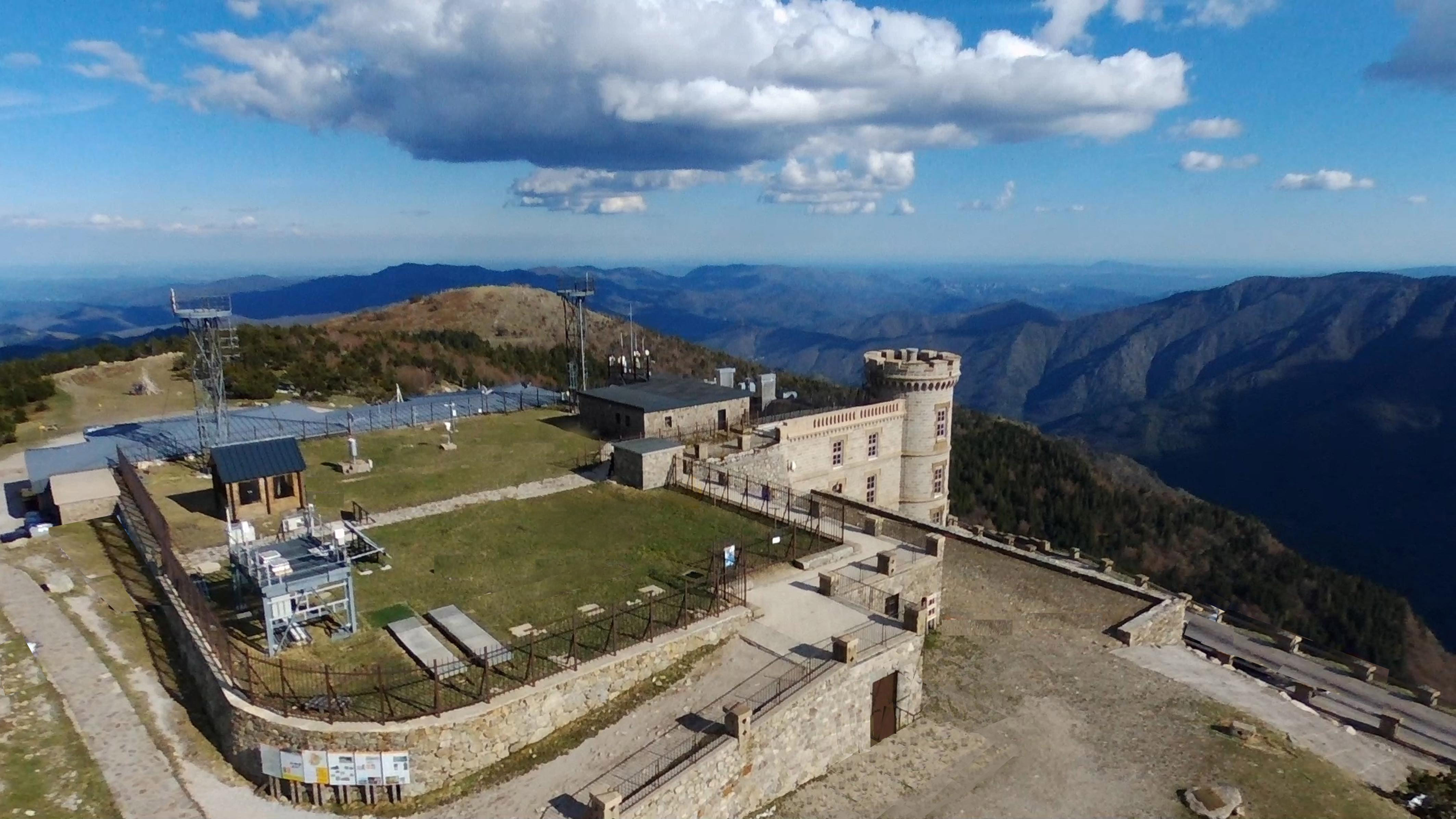 Vue aérienne de l'accès au parc et à l'observatoire du Mont Aigoual